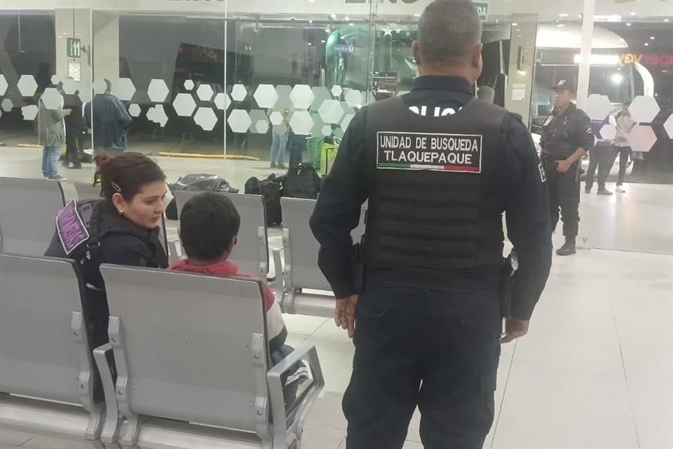 El pequeño fue entrevistado y luego lo llevaron a una Cruz Verde para ser revisado.