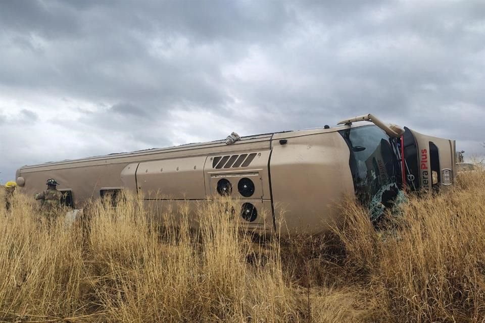 Al parecer el conductor del vehículo perdió el control y terminó volcado fuera del camino.