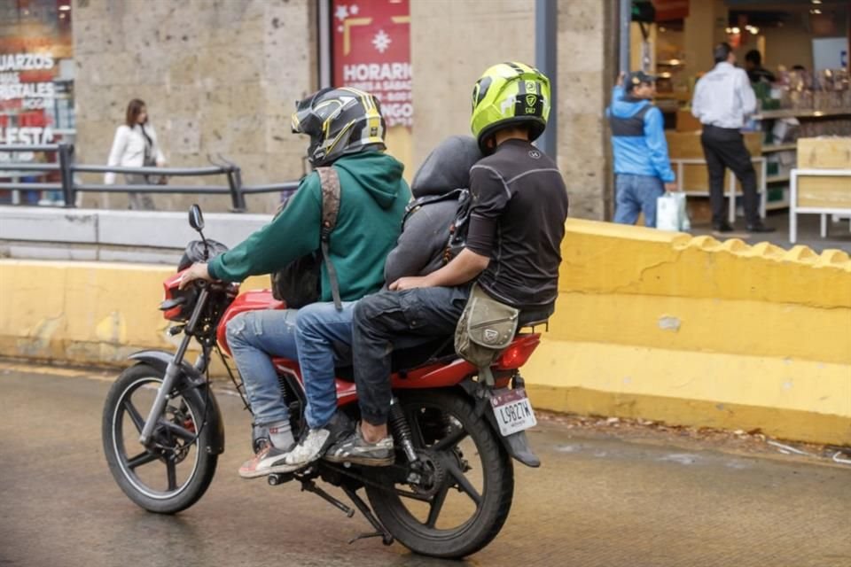 Tres personas, una de ellas menor de edad, en el vehículo.