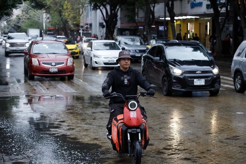 Pese a lo mojado del pavimento, ninguna protección.