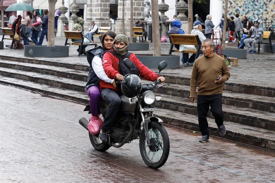 Ellos iban frente al Corona, con el casco de adorno.