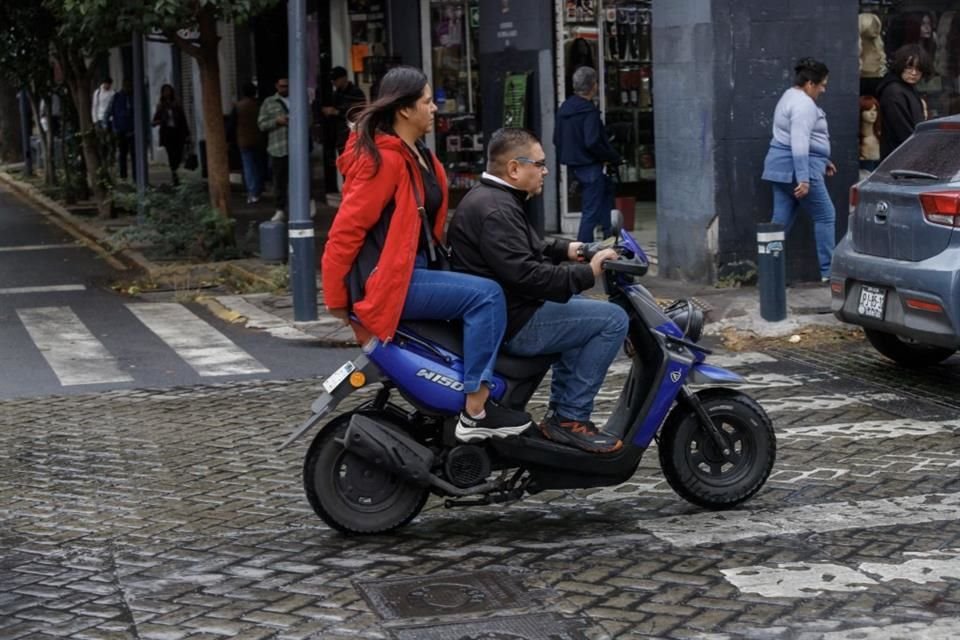 Dos más sin casco ni chaleco reflejante.