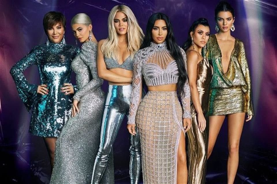 Las Kardashian evacuaron su hogar por incendios en Los Ángeles y contribuyen donando comida a bomberos y apoyo a familias afectadas.