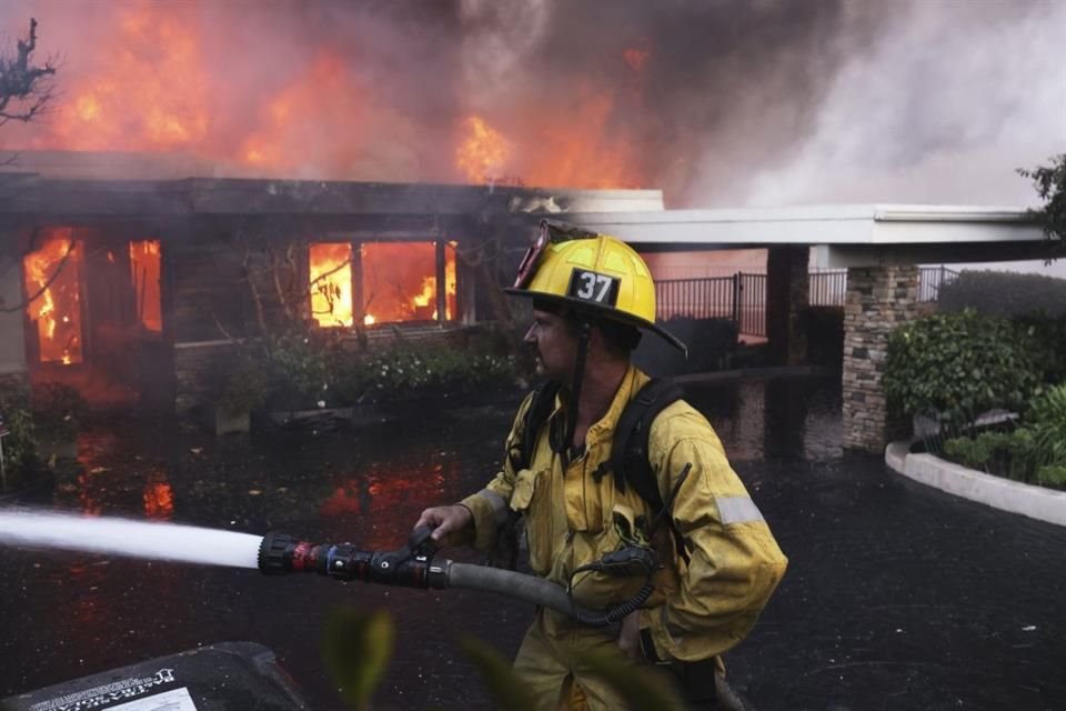 Los incendios más de 100 mil personas han sido evacuadas de sus hogares, más de 9 mil estructuras han sido totalmente destruidas y 10 personas han perdido la vida.