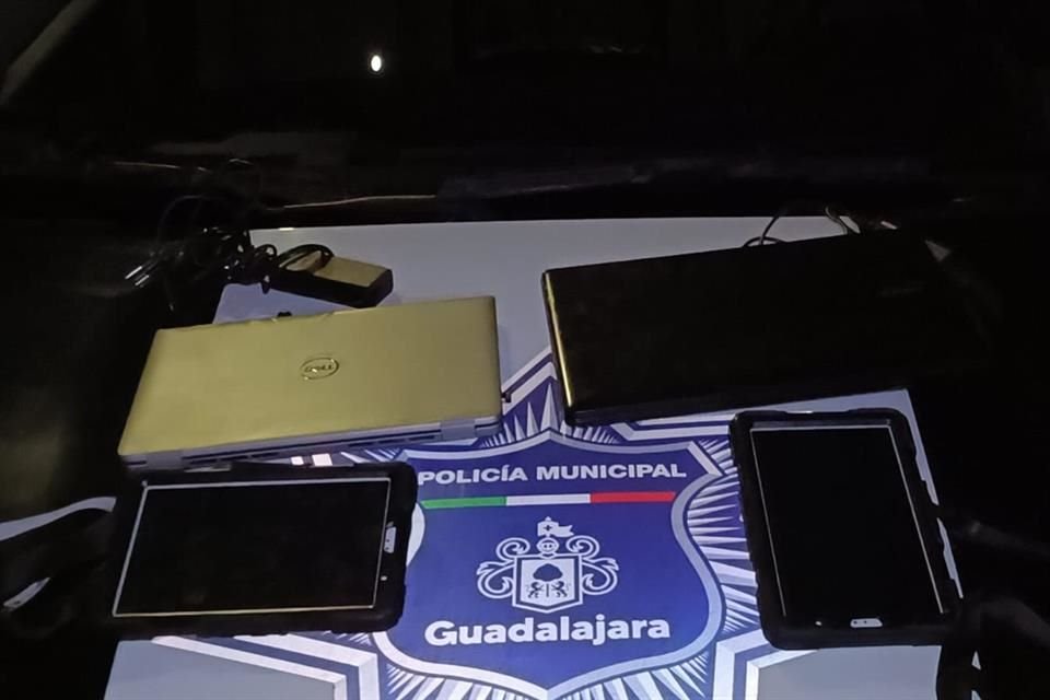 'Tras hacerle una revisión bajo protocolo le localizaron dos laptops, dos tabletas y una mochila'.