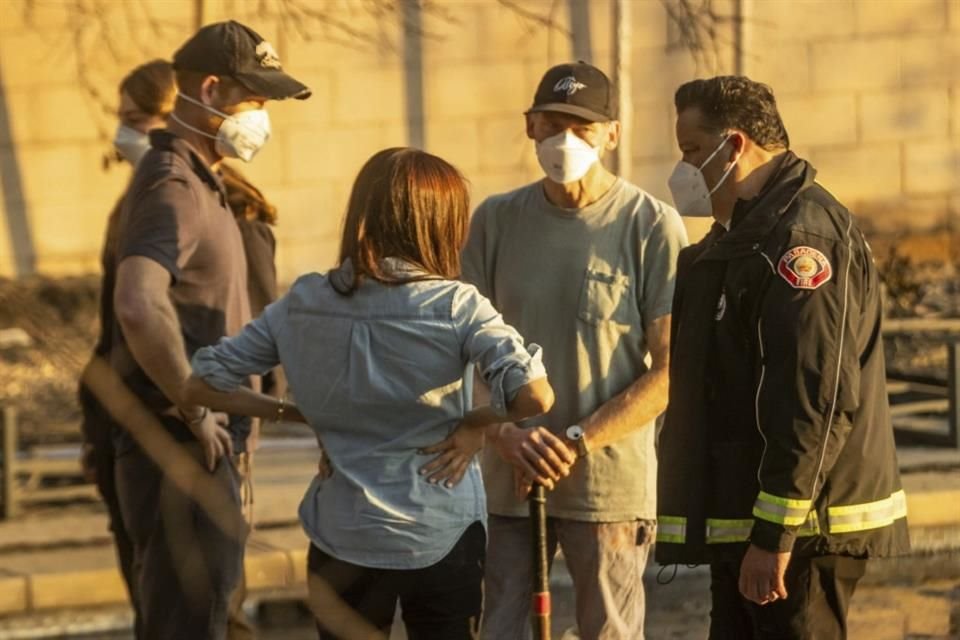 Este viernes, Enrique (izq.) y Meghan (al centro) visitaron un sitio de evacuación en Pasadena, donde la organización benéfica World Central Kitchen estaba distribuyendo alimentos.