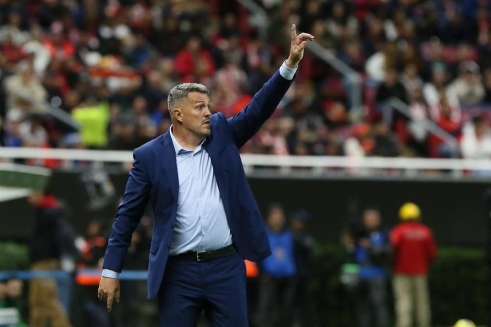 'Estoy contento por los debuts, me encanta trabajar con gente joven y aquí hay varios preparados para jugar'.