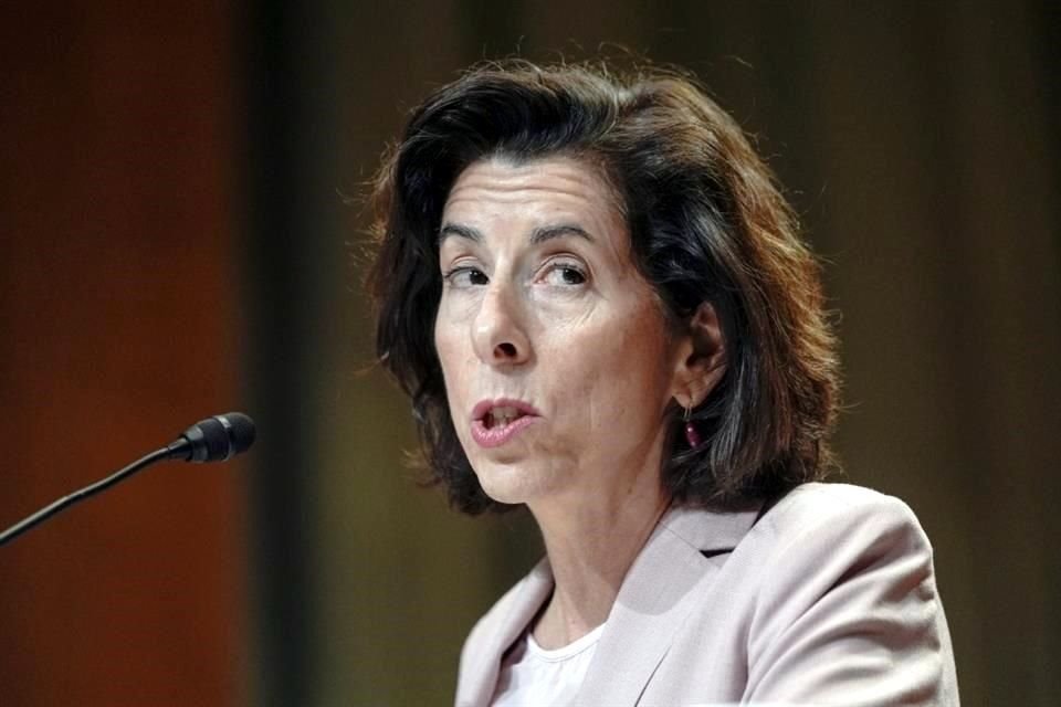 Gina Raimondo, secretaria de Comercio estadounidense, dijo que 'los autos no son más simplemente acero sobre ruedas, son computadoras. Tienen cámaras, micrófonos, dispositivos GPS y otras tecnologías conectadas a internet'.