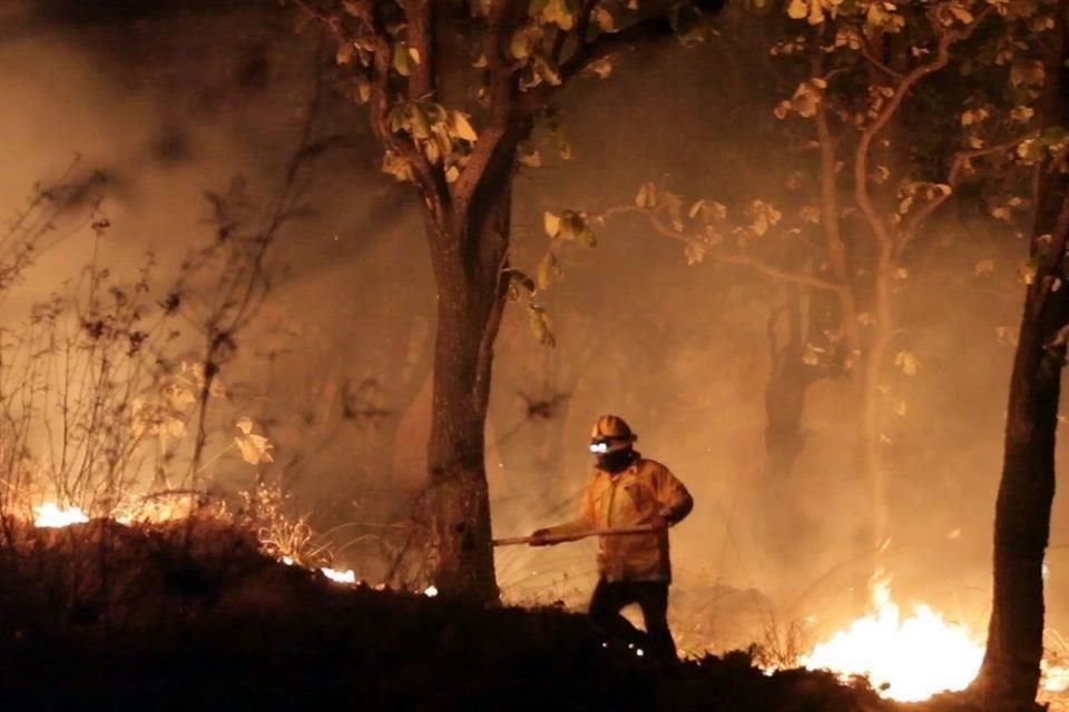 Protección Civil y Bomberos de Jalisco cuenta con 205 elementos listos para acudir en apoyo ante incendios que se registran en California.