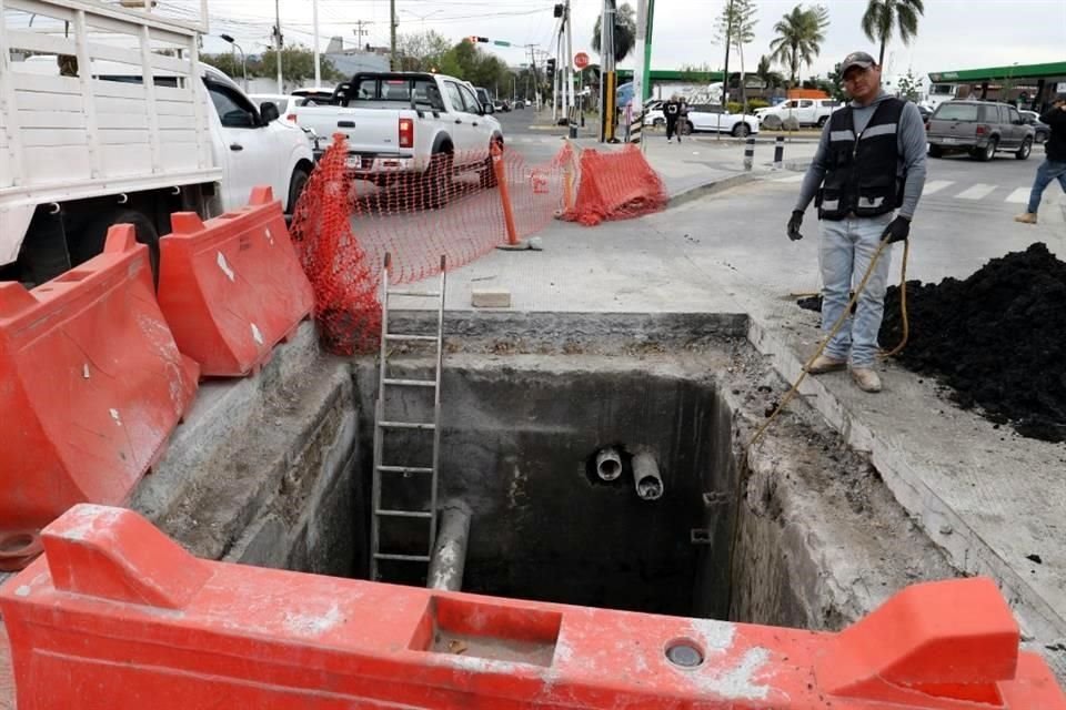 La vialidad está abierta debido a que los trabajos continúan.