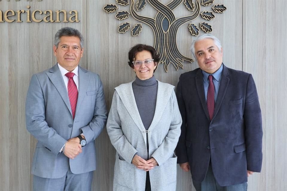 Dr. Alejandro Rodriguez Magaña, Dra. Nora Ampudia Márquez y Dr. Ismael Macías Rodríguez.