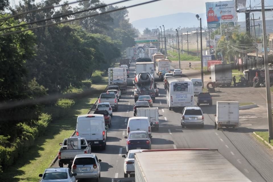 Antes del Mundial 2026 deberá quedar rehabilitada la carretera a Chapala, desde el Aeropuerto hasta el Periférico Manuel Gómez Morín, señaló el Gobernador Pablo Lemus.