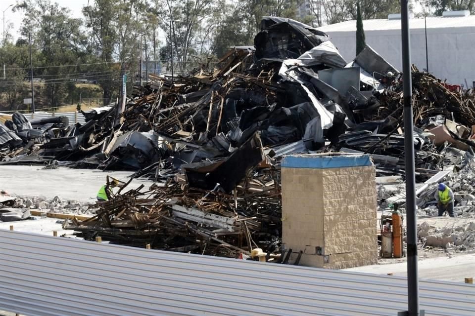 Lo que quedó del edificio del Walmart ahora se encuentra completamente demolido y sólo se ven fierros retorcidos de lo que alguna vez fue la tienda.