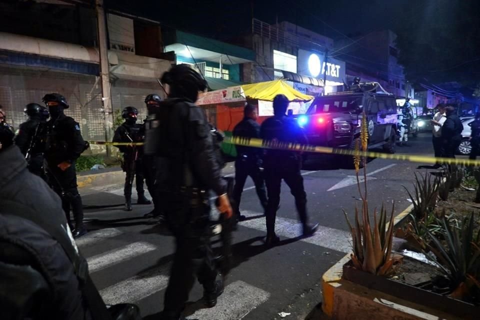 Por lo menos 12 personas fueron detenidas tras un operativo en una casa que operaba como un centro de extorsiones telefónicas.