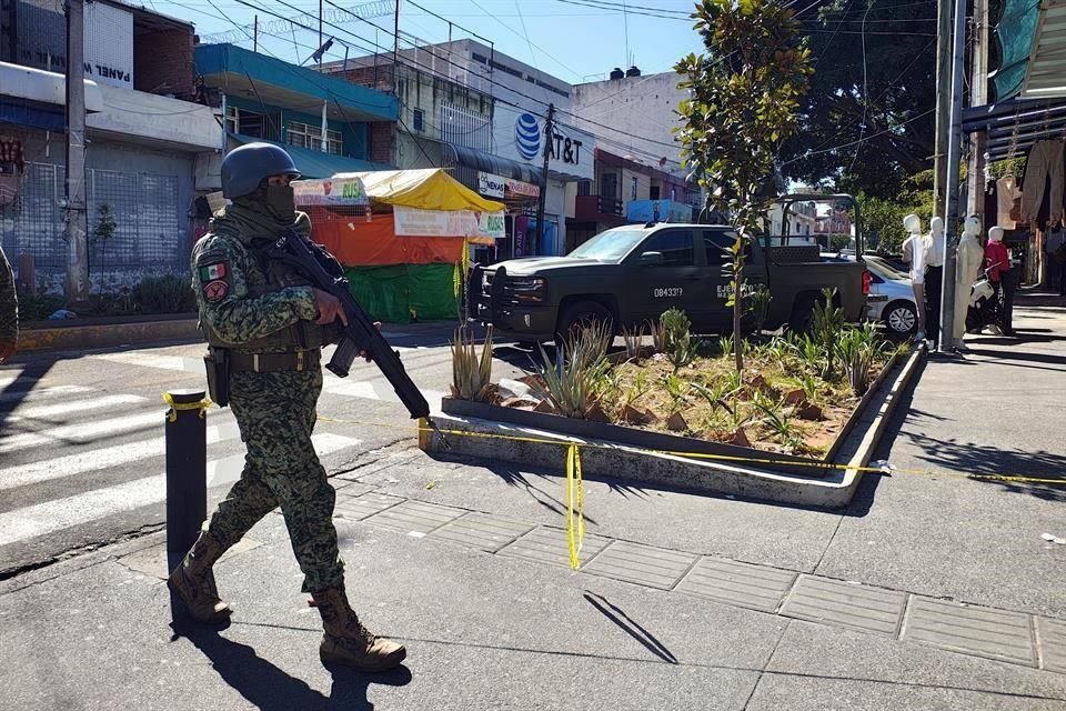 La cuadra donde ayer fue encontrado un centro de llamadas de extorsión en la zona de Medrano amaneció custodiada por las Fuerzas Armadas y por policías estatales.