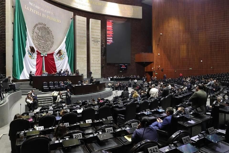 Durante la discusión de la Comisión Permanente, la senadora emecista, Amalia García Medina, planteó que los Poderes de la Unión contacten a organizaciones de migrantes en Estados Unidos.