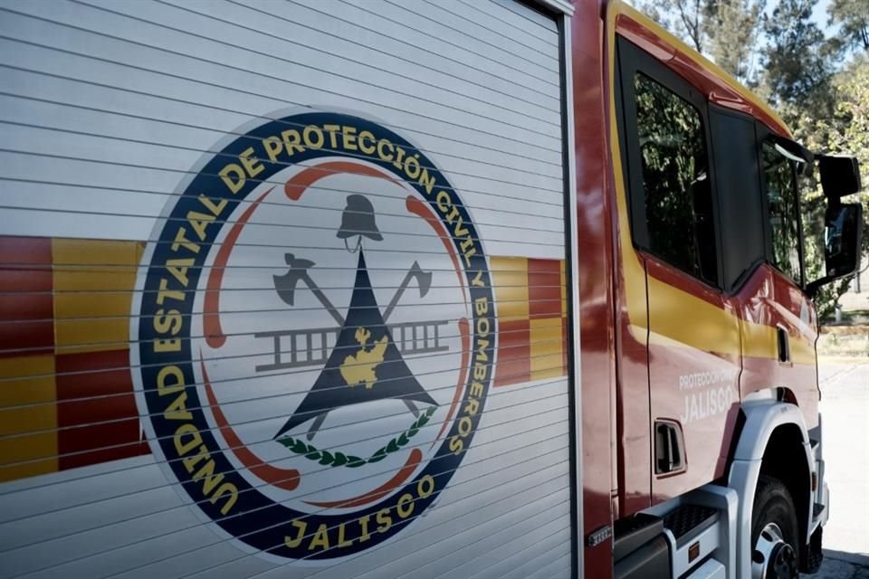 Miembros de la Unidad Estatal de Protección Civil y Bomberos de Jalisco acudieron al plantel para hacer un análisis de la zona.