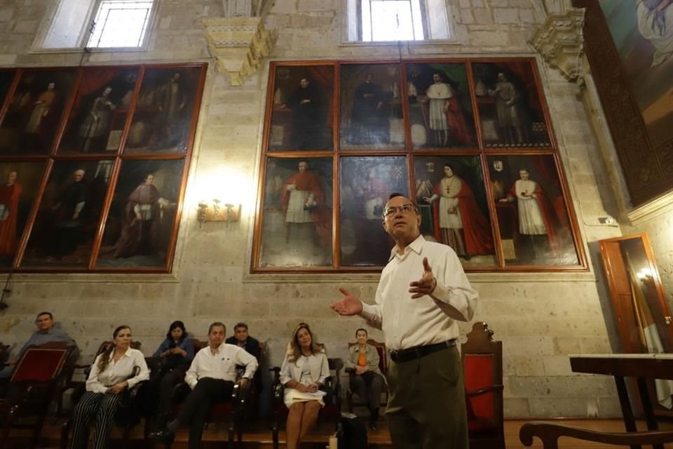 Tomás de Híjar durante un recorrido por la Catedral de Guadalajara.