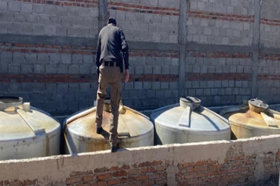 La FGR aseguró 29 mil 888 litros de combustible en Tonalá.
