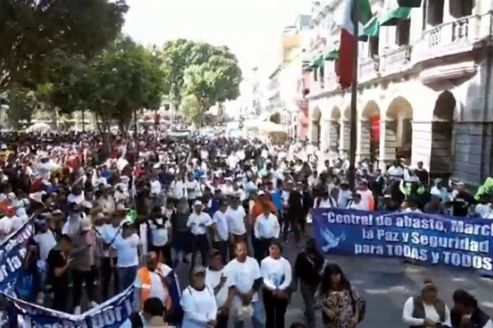 Los comerciantes, acompañados de taxistas y payasos, así como familiares, marcharon en Puebla para exigir seguridad.