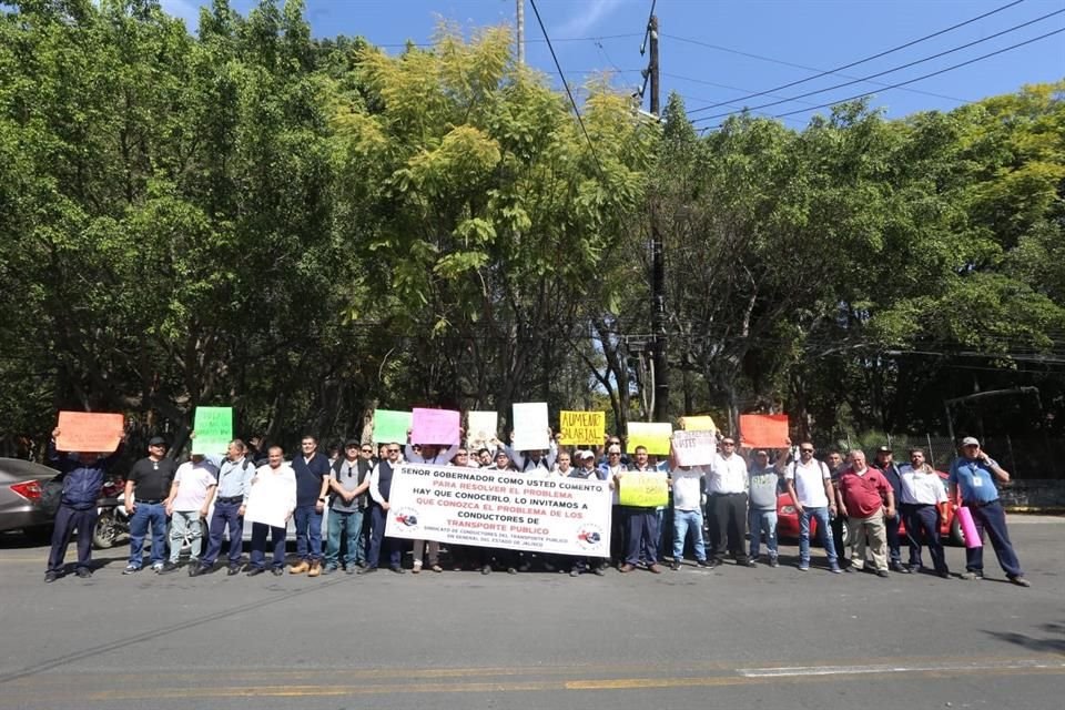 Miembros del Sindicato de Choferes del Transporte Público se reunieron afuera de la Secretaria del Trabajo y Previsión Social para protestar por las condiciones laborales en Mi Macro y Peribús.