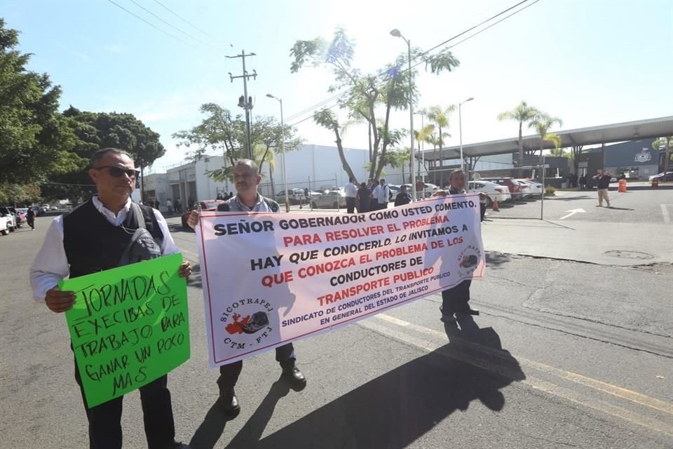 Conductores hacen un llamado al Gobernador Pablo Lemus para atender su problema.