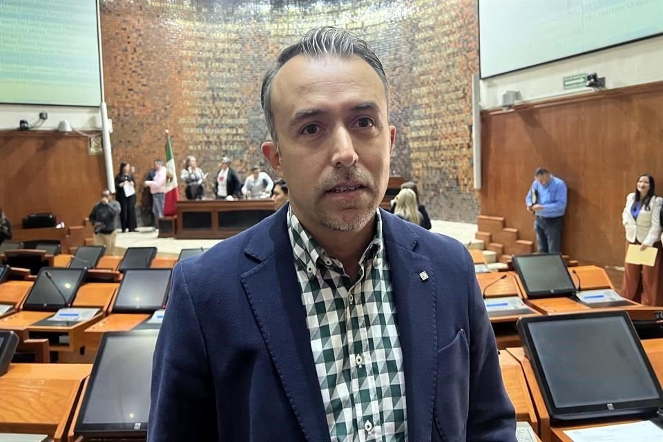 José Guadalupe Buenrostro, diputado del Partido Verde, busca que en carreteras haya estaciones para cargar autos eléctricos.