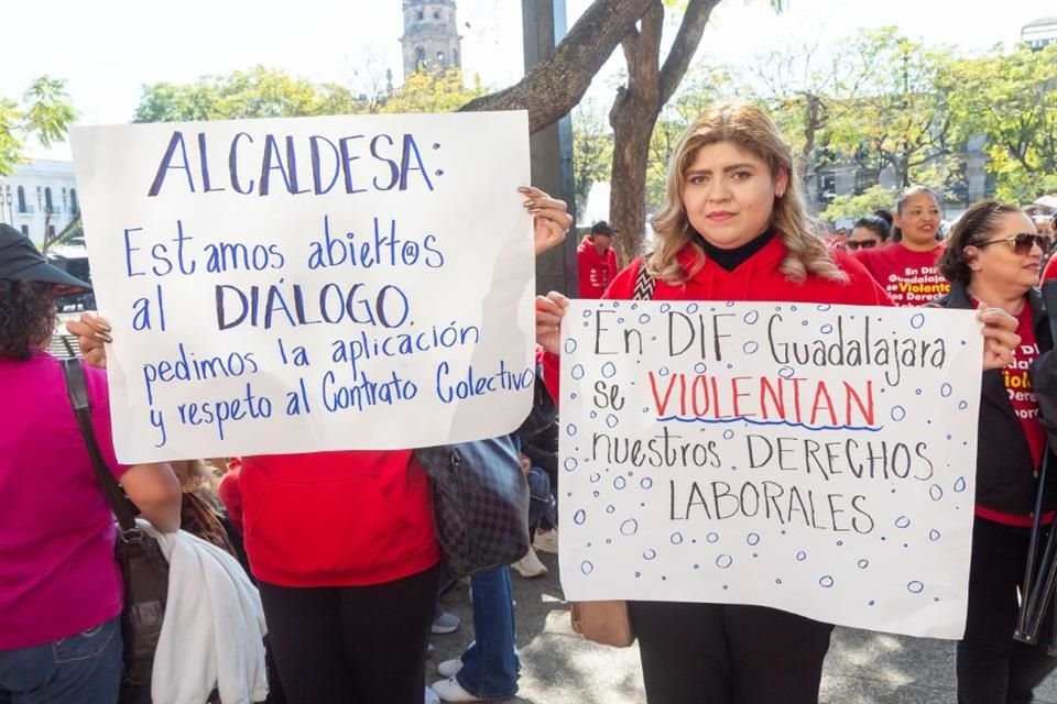 Manifestación SIDEDIF en Plaza Liberación y Palacio Legislativo.