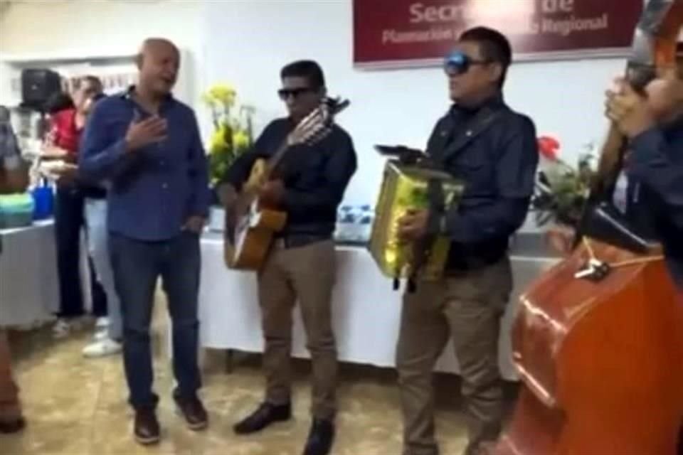 El funcionario fue captado cantando con un grupo norteño.