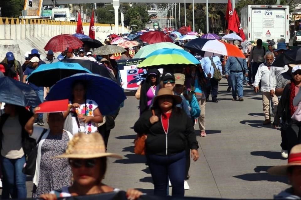 Cerca de 2 mil maestros bloquearon la Autopista del Sol en Guerrero y piden que la Presidenta Claudia Sheinbaum resuelva sus demandas.