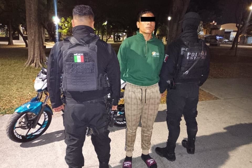 De acuerdo con la Secretaría de Seguridad del Estado, Efrén iba en una motocicleta y se comportó de forma inusual al pasar cerca de policías, por lo que lo detuvieron.