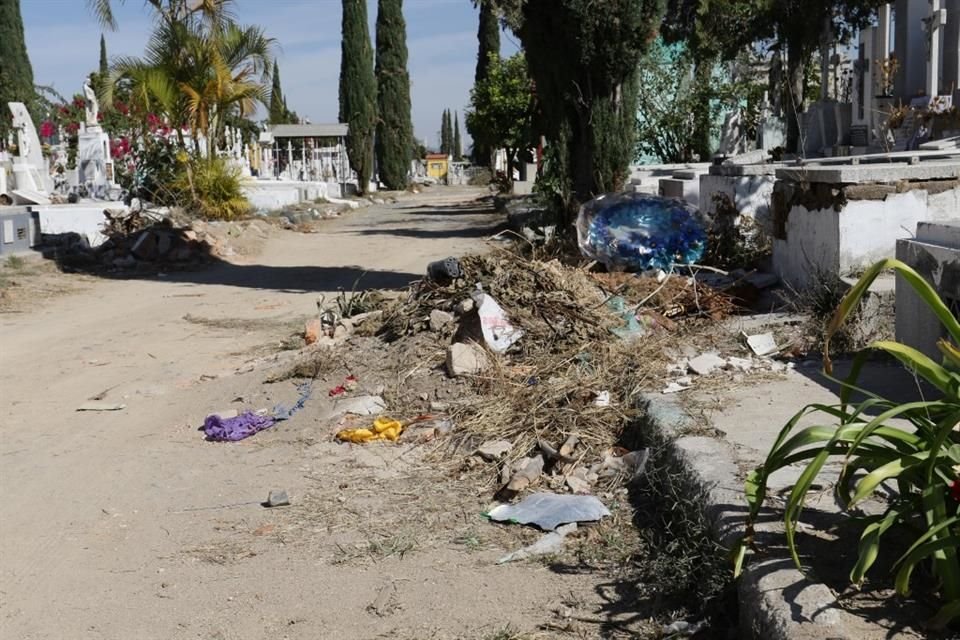 Acumulación de basura se puede ver en las vialidades internas del Panteón Guadalajara.