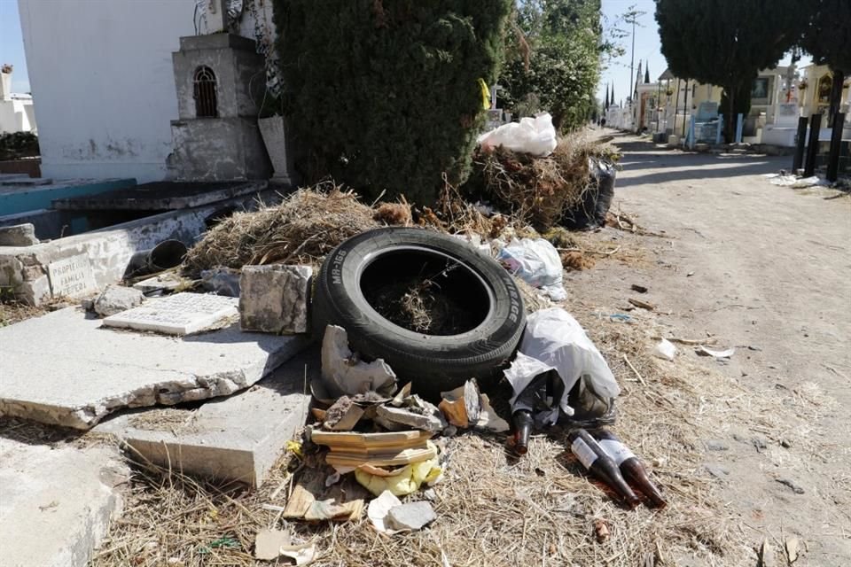 Acumulación de basura en el Panteón de Guadalajara.