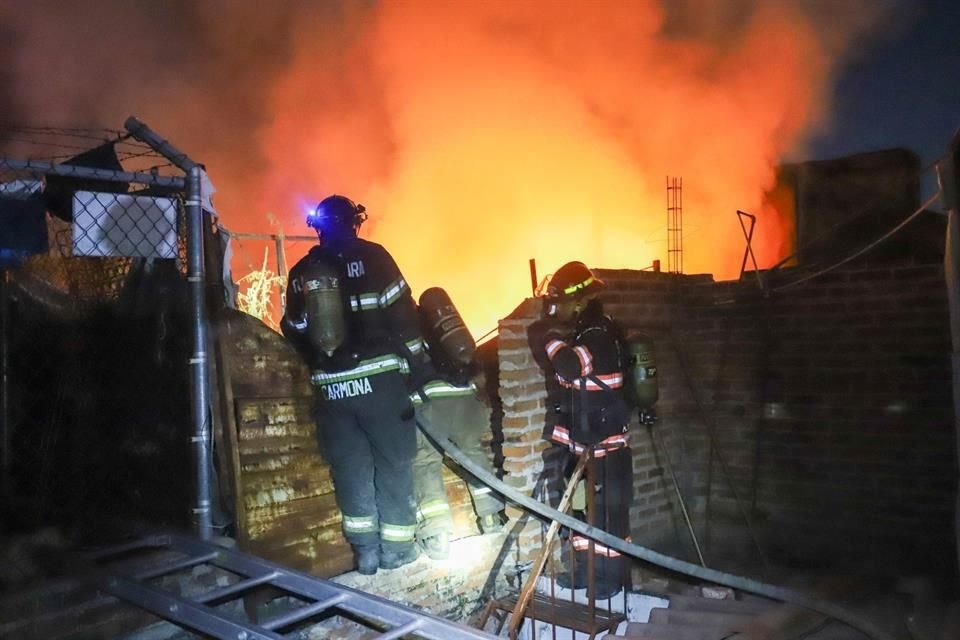 Se incendió un vehículo primero y luego se propagó a toda la casa, por lo que se protegieron otras viviendas del fuego.