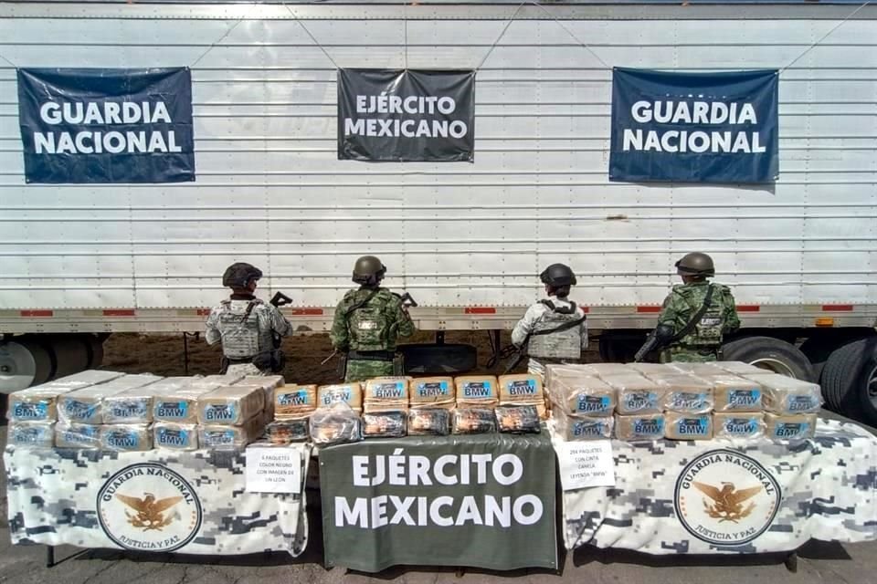 Un tráiler con más de 300 kilogramos de cocaína y seis paquetes de metanfetamina fue asegurado en Celaya, tras una denuncia ciudadana.