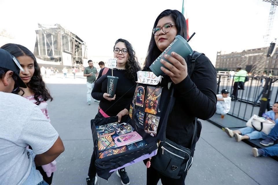 Cientos de fans recibieron a Fito Páez en el Zócalo capitalino desde muy temprano, donde el argentino daría este sábado un concierto.