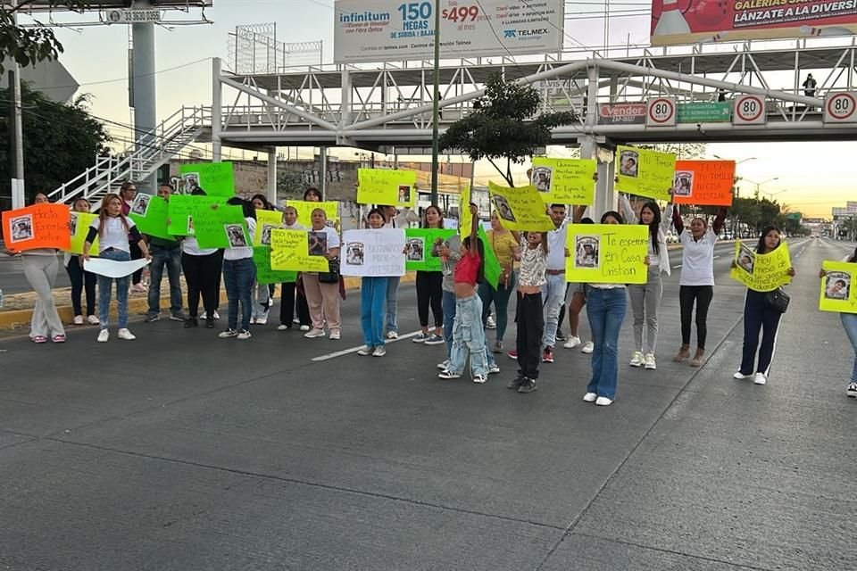 La circulación en la Avenida López Mateos Sur fue cerrada algunos minutos por los manifestantes.