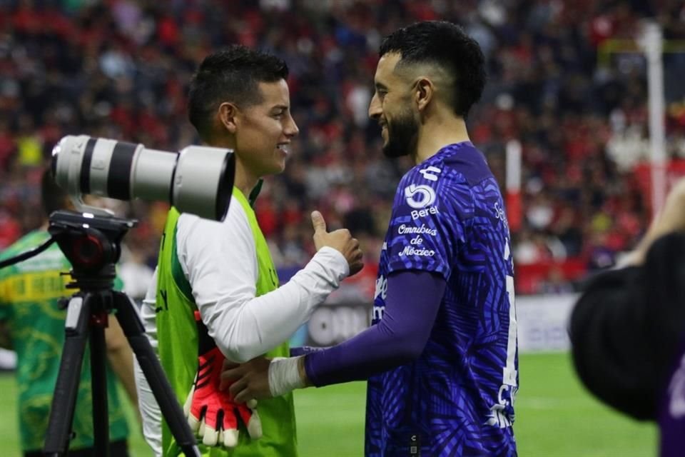 Los colombianos James Rodríguez y Camilo Vargas, se reencontraron en el juego de León vs Atlas, para quienes juegan respectivamente.