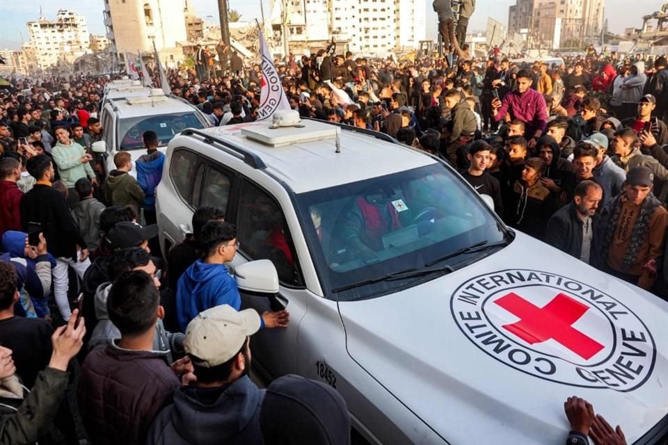 Personas se reúnen alrededor de un vehículo de la Cruz Roja, en la ciudad de Gaza, el 19 de enero del 2025.