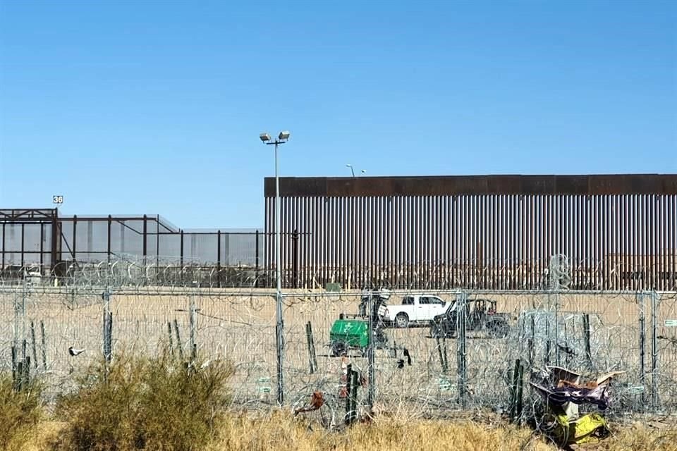 Sólo se observó a personal en un par de camionetas, detrás de los alambres de púas que permanecen en el marcador 36 del muro fronterizo.