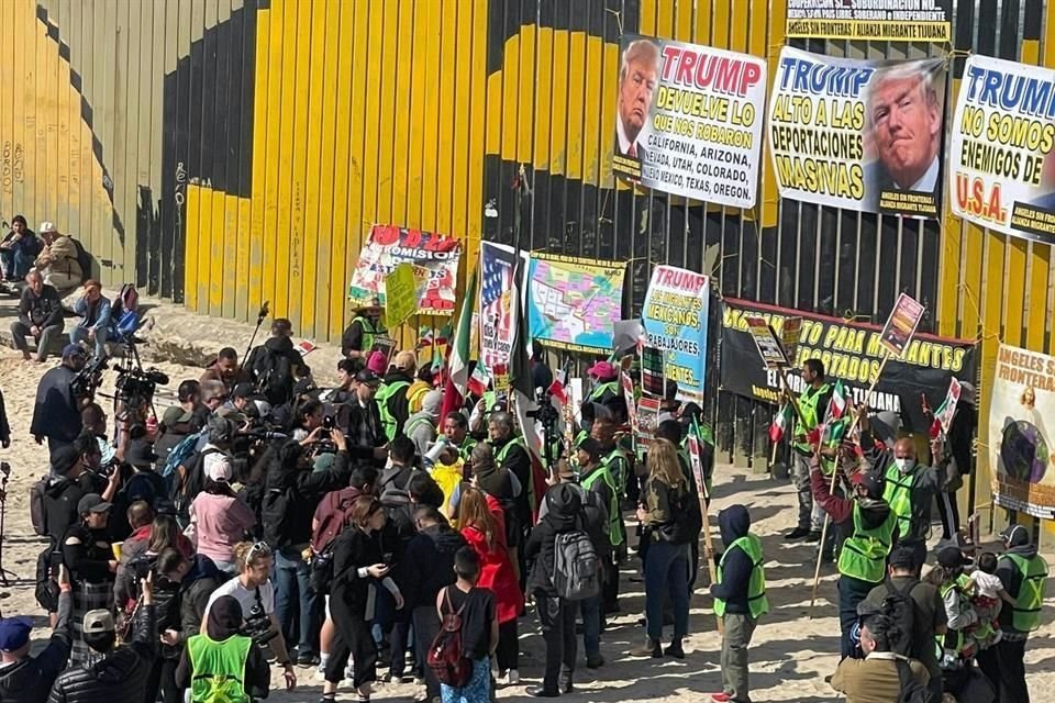 Decenas de migrantes protestaron en el muro fronterizo de Tijuana contra las deportaciones masivas anunciadas por Donald Trump.