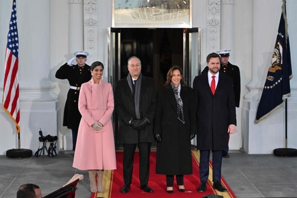 Usha Vance (rosa), Douglas Emhoff, Kamala Harris y JD Vance en la Casa Blanca.