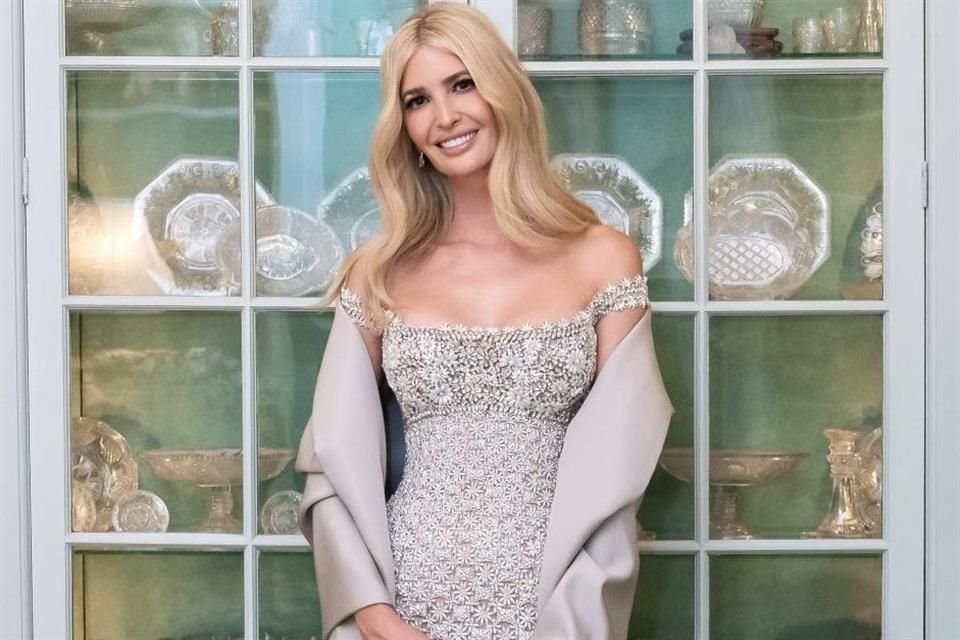 Ivanka Trump usó un vestido Oscar de la Renta en la cena pre-inaugural de su padre, algo que fue sumamente criticado en redes sociales.