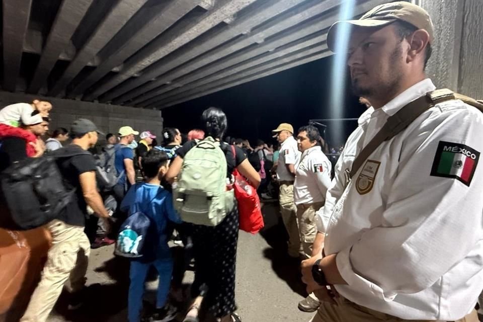 Agentes de Migración observan el paso de unas dos mil personas que salieron de Tapachula.