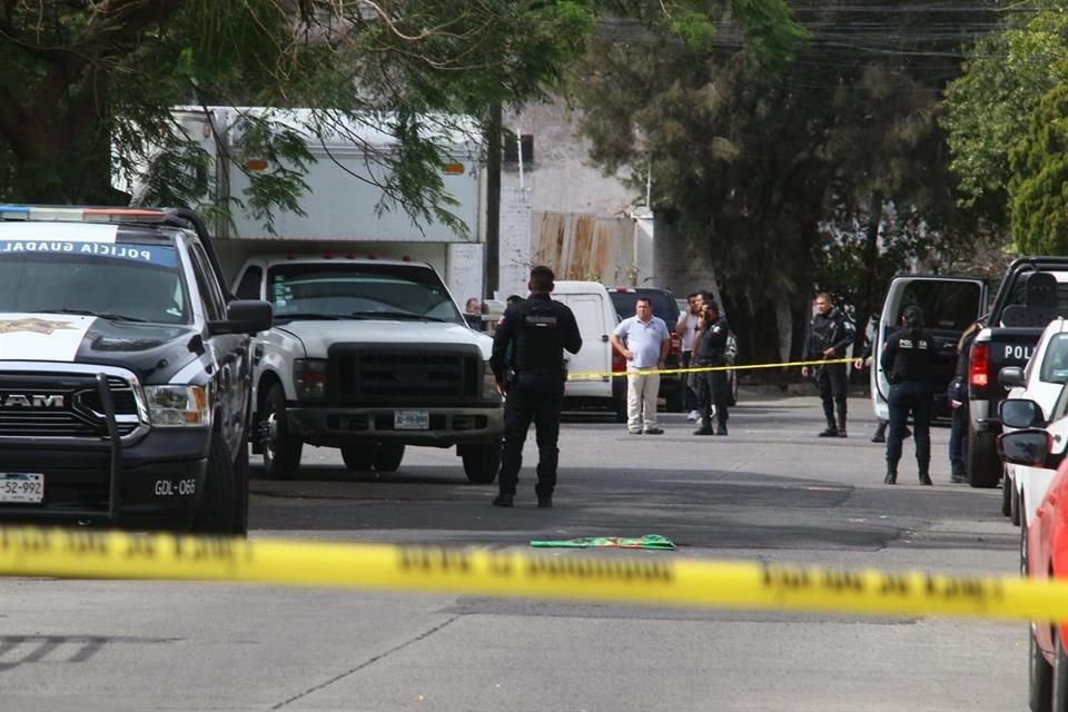 Un hombre fue baleado y está grave, luego de que se resistió al robo de un vehículo, en la Colonia Álamo Industrial, en Guadalajara.