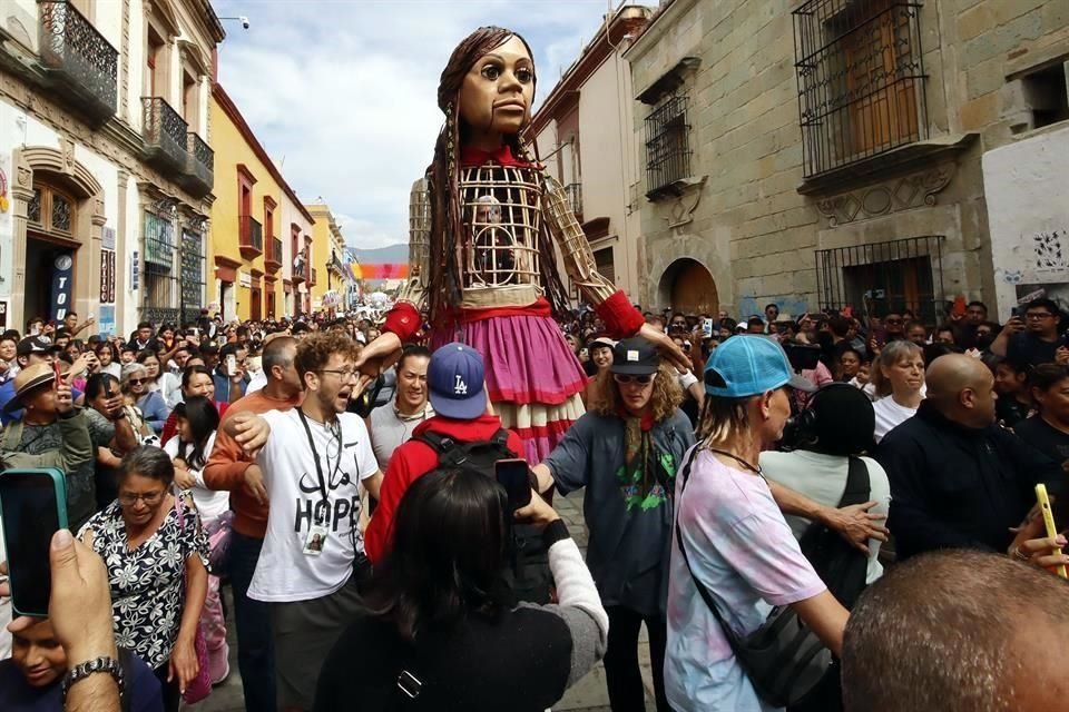 La Pequeña Amal, marioneta de 3.6 metros de altura que simboliza a una niña siria refugiada, regresa a México con su mensaje de esperanza.