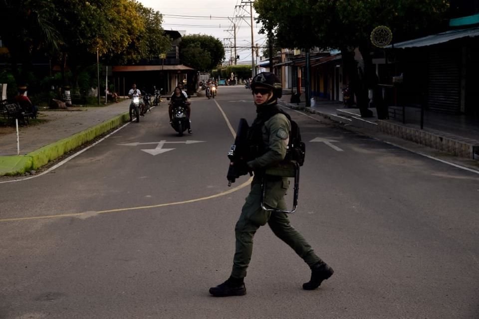 Un oficial de policía patrulla las calles tras choques en Colombia, el 19 de enero del 2025.