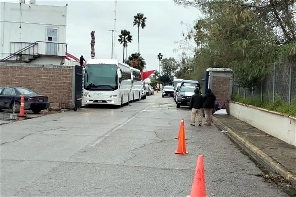 En los tres autobuses que llegaron hoy a Matamoros viajaban unos 65 mexicanos repatriados de EU.