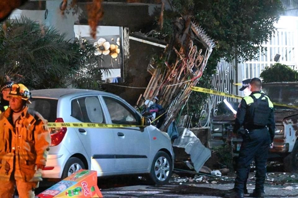 Una veladora encendida en un hogar de la Colonia San Gaspar provocó una explosión, cuando un hombre manipulaba tanque de gas; hay 3 heridos.