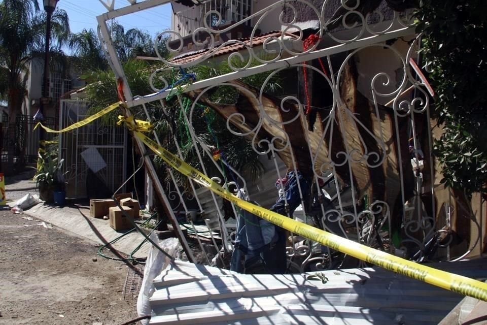 Vecinos de la finca que explotó en Cañadas del Sol señalaron que bomberos y policías se retiraron y sólo esperan el arribo de peritos.